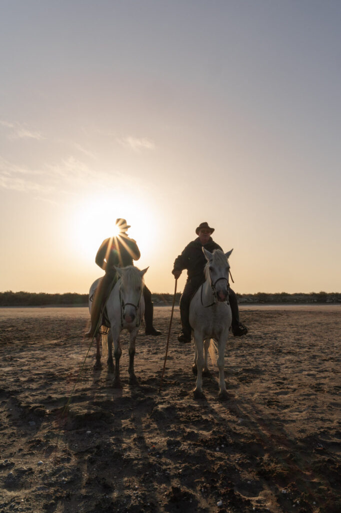 Est en Ouest Cyrille Ardaud photographe camargue chevaux camarguais où voir week end manade gardian mer marais salins galop lever soleil coucher soleil technique france ()
